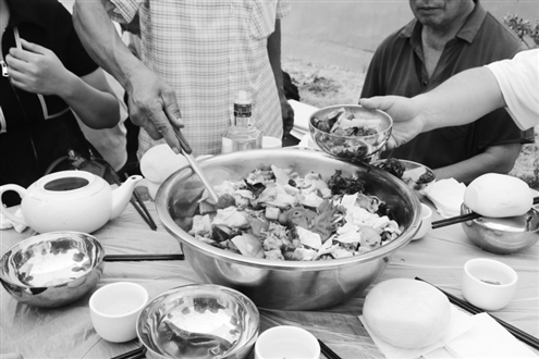 村民一人一碗烩菜,破除了当地殡俗陋习